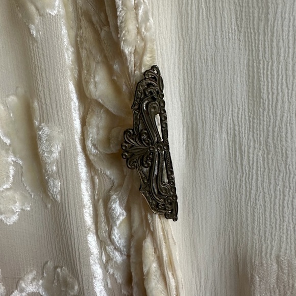 Vintage Elegant Cream Sheer Floral Velvet Robe with Metal Clasp - Picture 7 of 10